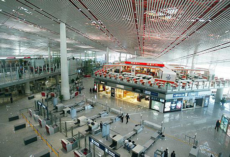 北京空港で、空港職員を装った金銭詐取事件が！　JALは注意呼びかけています。