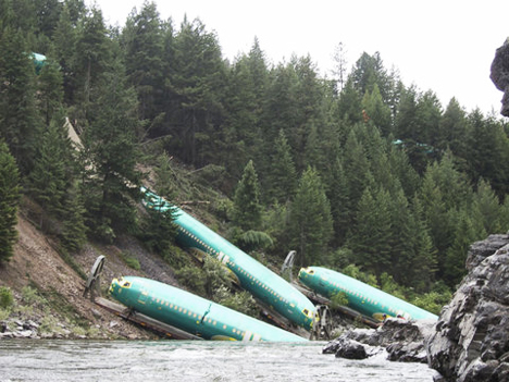 川に旅客機が不法投棄されている？ボーイング737が複数転がっているのです！