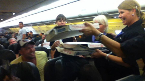 格安航空会社（LCC)の機長が自腹で乗客にサービス！何と160人分にピザを！