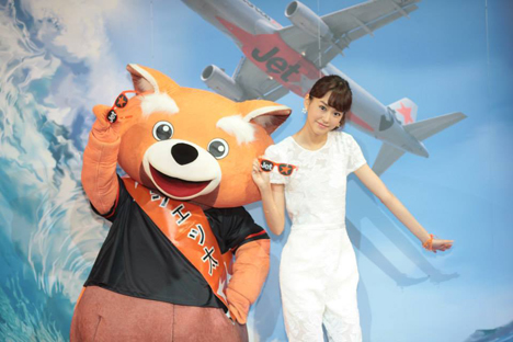 ジェットスター・ジャパンは、国内線就航2周年記念で新サービスやキャンペーンを発表！発表会では桐谷美玲さんがサーフィンを！