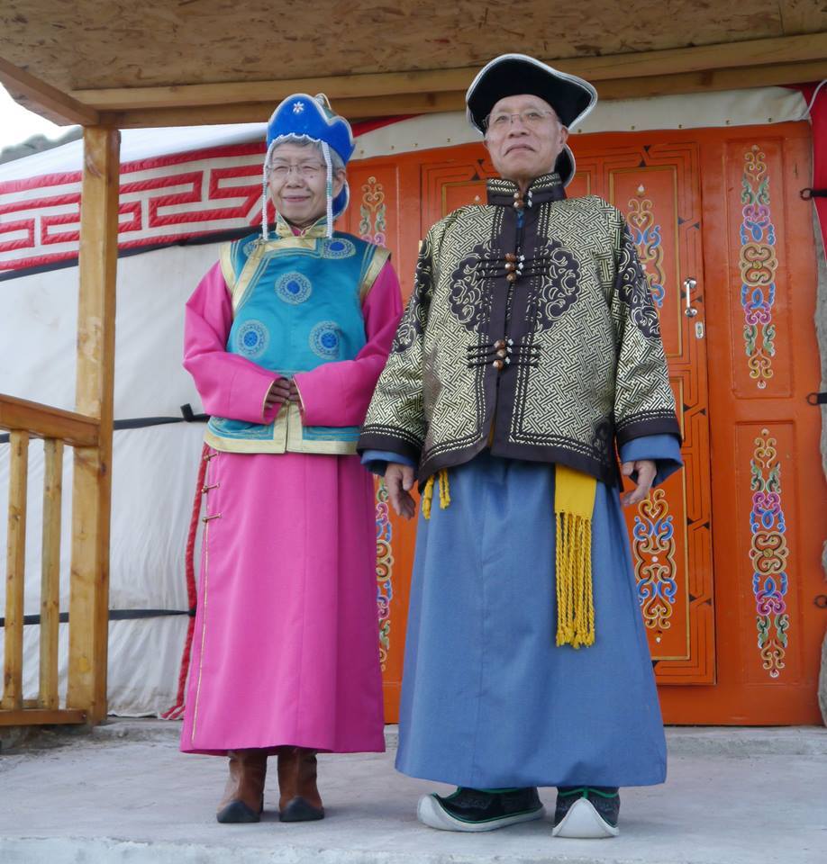 初デール(モンゴルの民族衣装)の両親