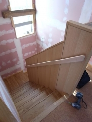 階段の手すり壁、オーク合板