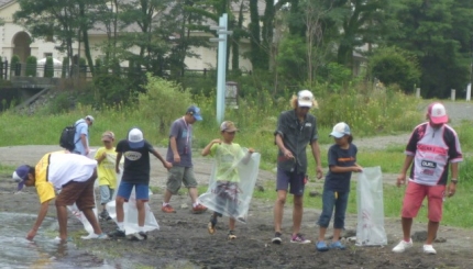20130804-93-子供釣り教室ゴミ拾い2.JPG