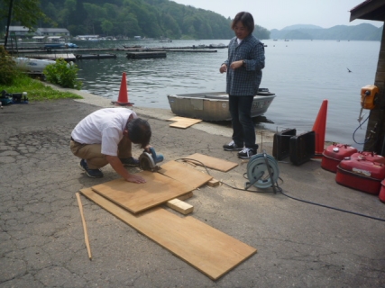 20140621-6-野尻湖チャプ前日デッキ造り3.JPG
