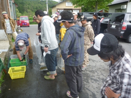 20140629-15-野尻湖銀バストーナメント検量.JPG