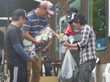 20140629-19-野尻湖銀バストーナメントAKBさんナス授与.JPG