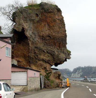 頭の形をした岩