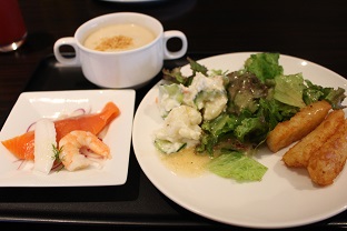 成田空港ファーストクラスラウンジの朝食